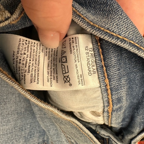 Old Navy Curvy Mid-Rise Jeans - Picture 4 of 4